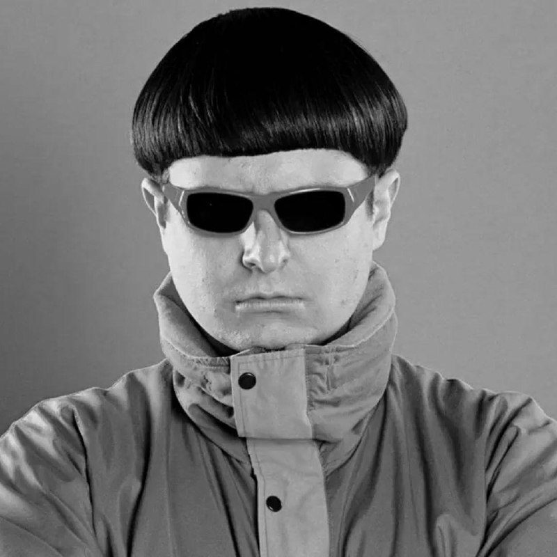 Портрет певца Oliver Tree на сцене с микрофоном