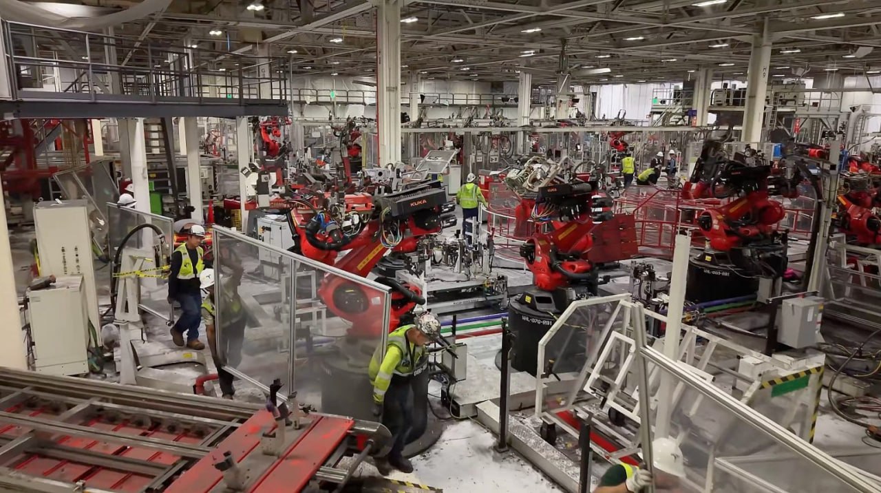 Демонтаж производственной линии Tesla Model S на заводе