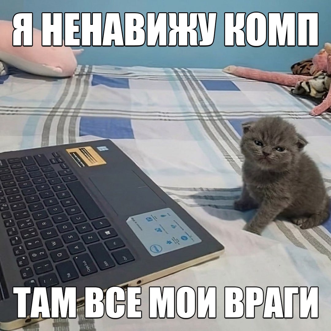 Молодой человек смотрит в телефон с усталым выражением лица