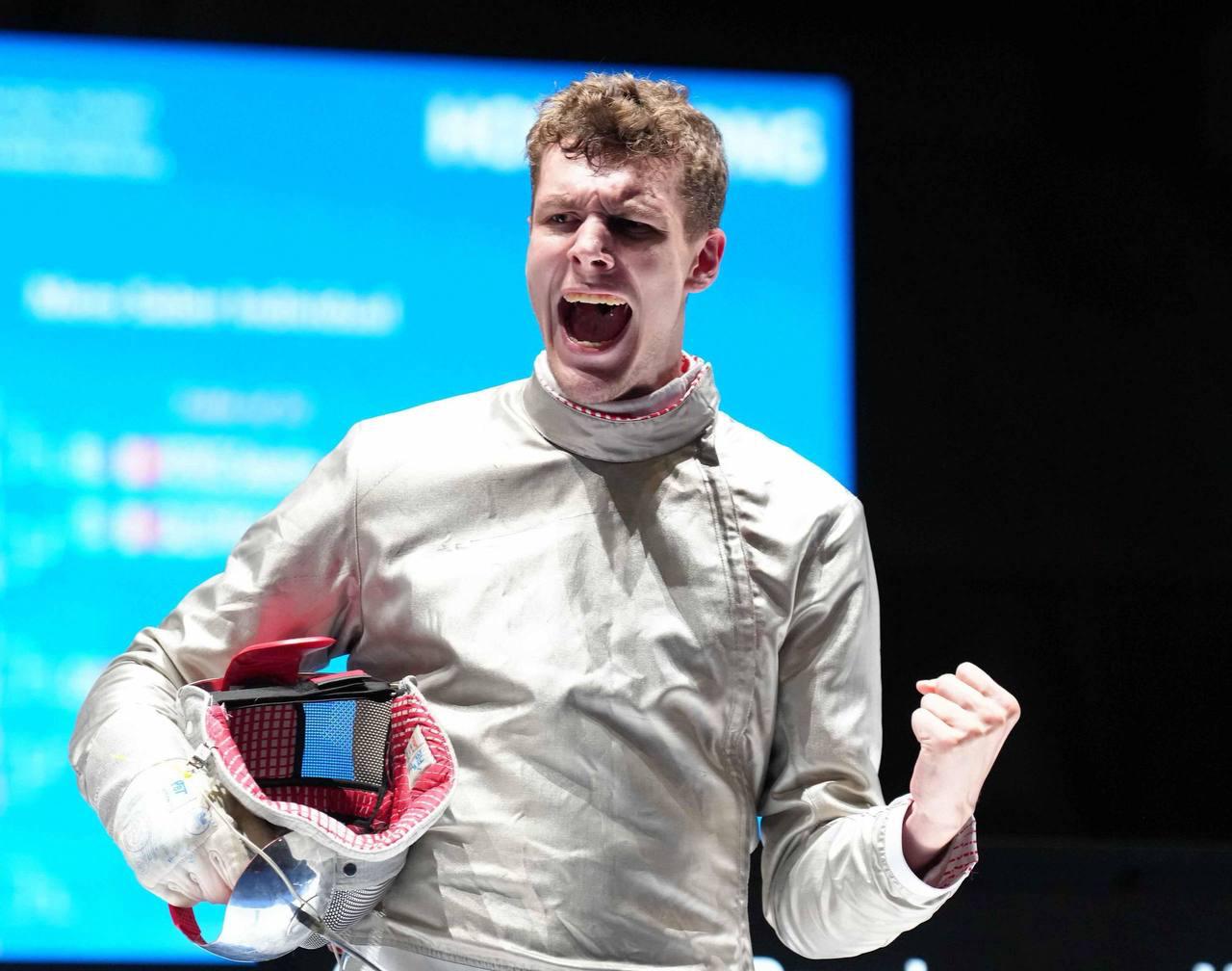 Павел Граудынь с золотой медалью чемпиона мира по фехтованию