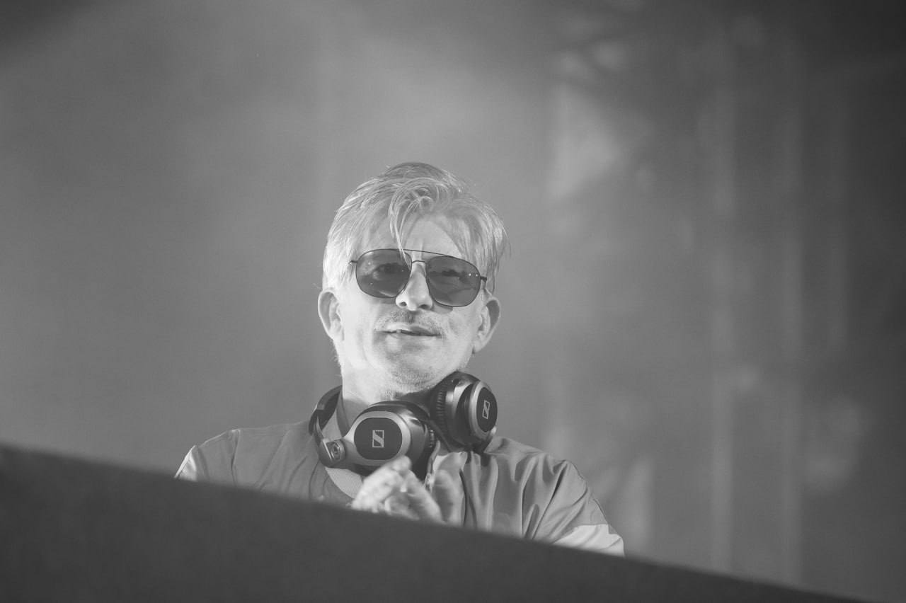 Французский музыкант Kavinsky в темных очках