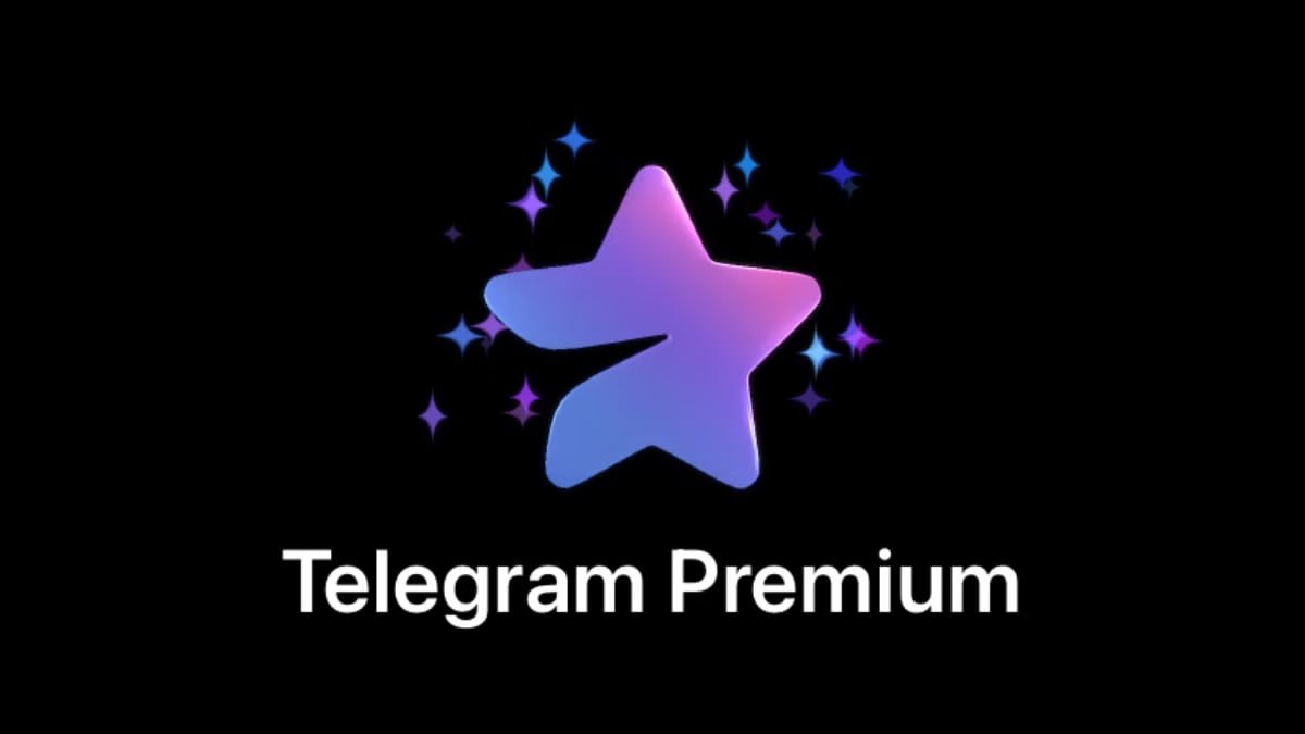 Павел Дуров на фоне логотипа Telegram