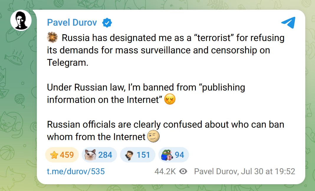 Павел Дуров с серьезным выражением лица на фоне логотипа Telegram