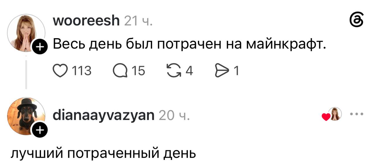 Аккуратно заправленная кровать в светлой спальне утром