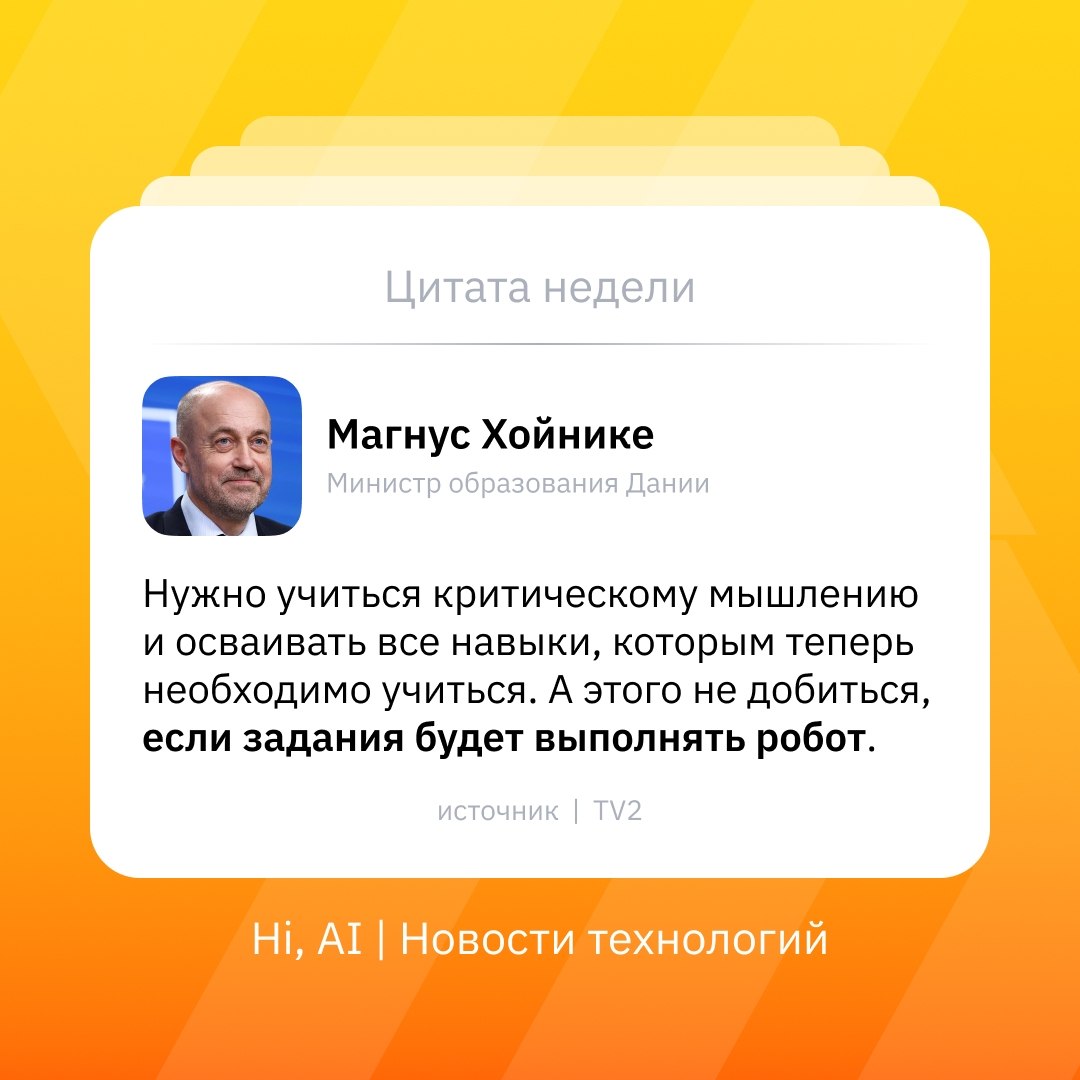 Ученик защищает проект перед учителем в классе
