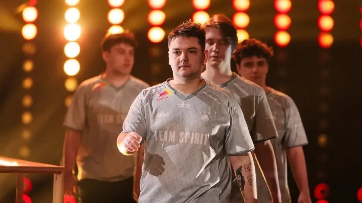 Team Spirit с кубком The International, победный жест