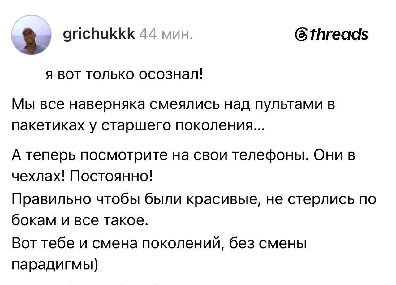 Бабушка и внук разговаривают за столом