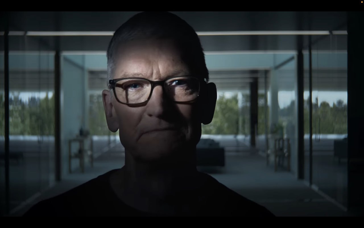 Тим Кук улыбается на сцене презентации Apple