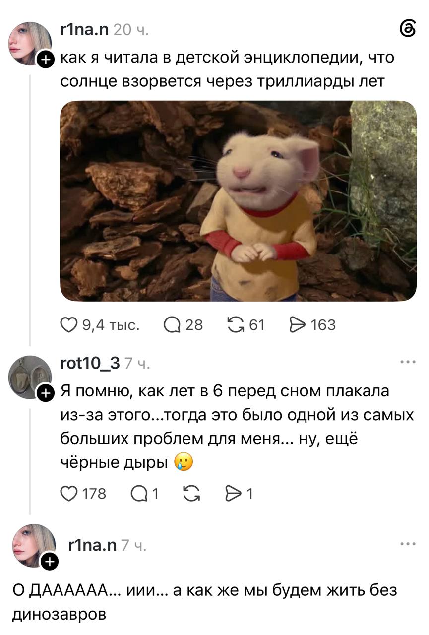 Грустный ребёнок сидит один в углу комнаты