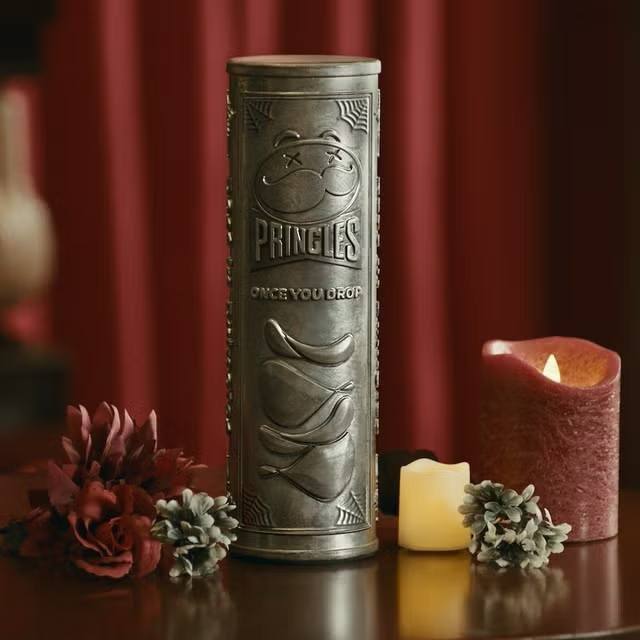 Красная банка Pringles в виде урны для праха