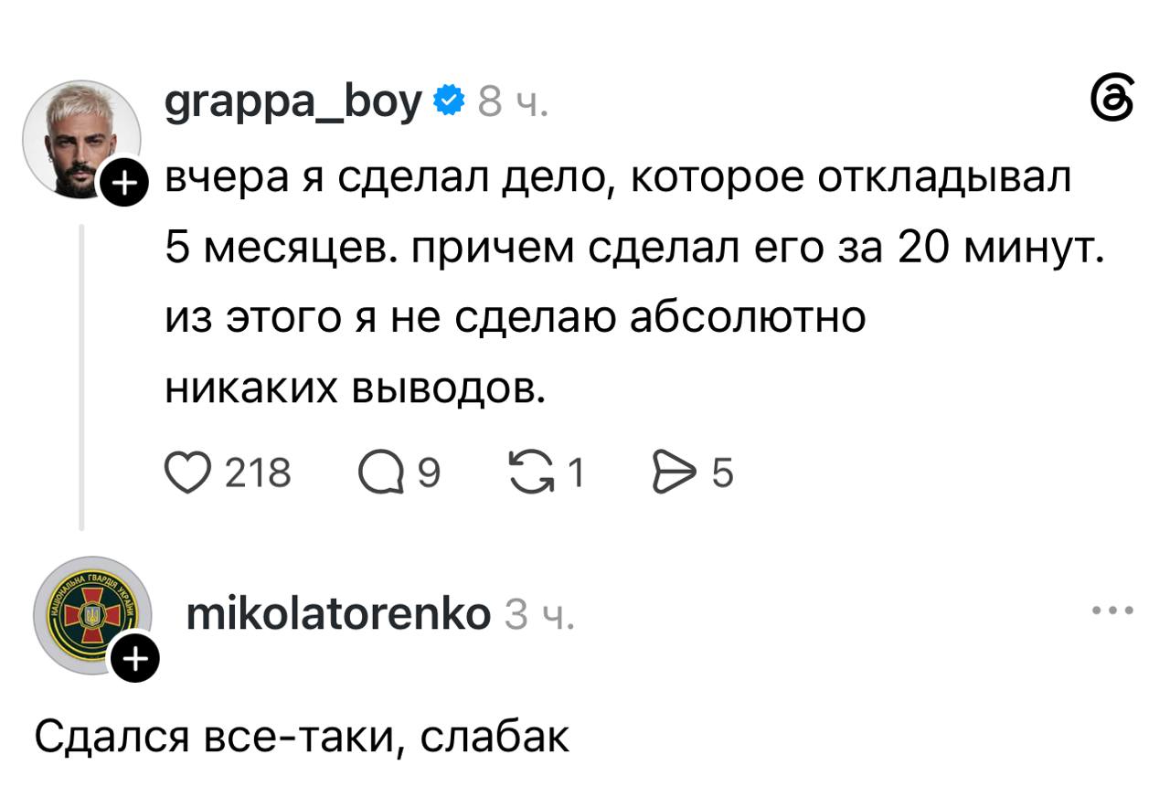 Человек расслабленно отдыхает вместо работы