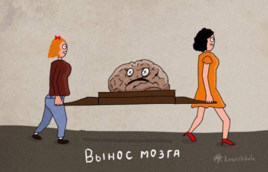 Мужчина с спокойным лицом отдыхает на диване