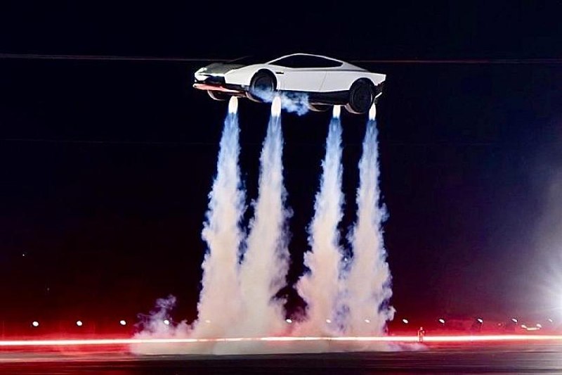 Летающий гиперкар Tesla Roadster с реактивными соплами