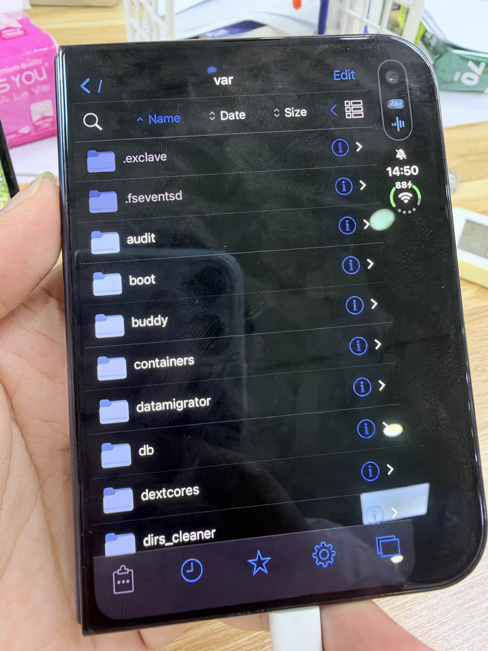 Взломанный iPhone Duo с аниме-девушкой на экране